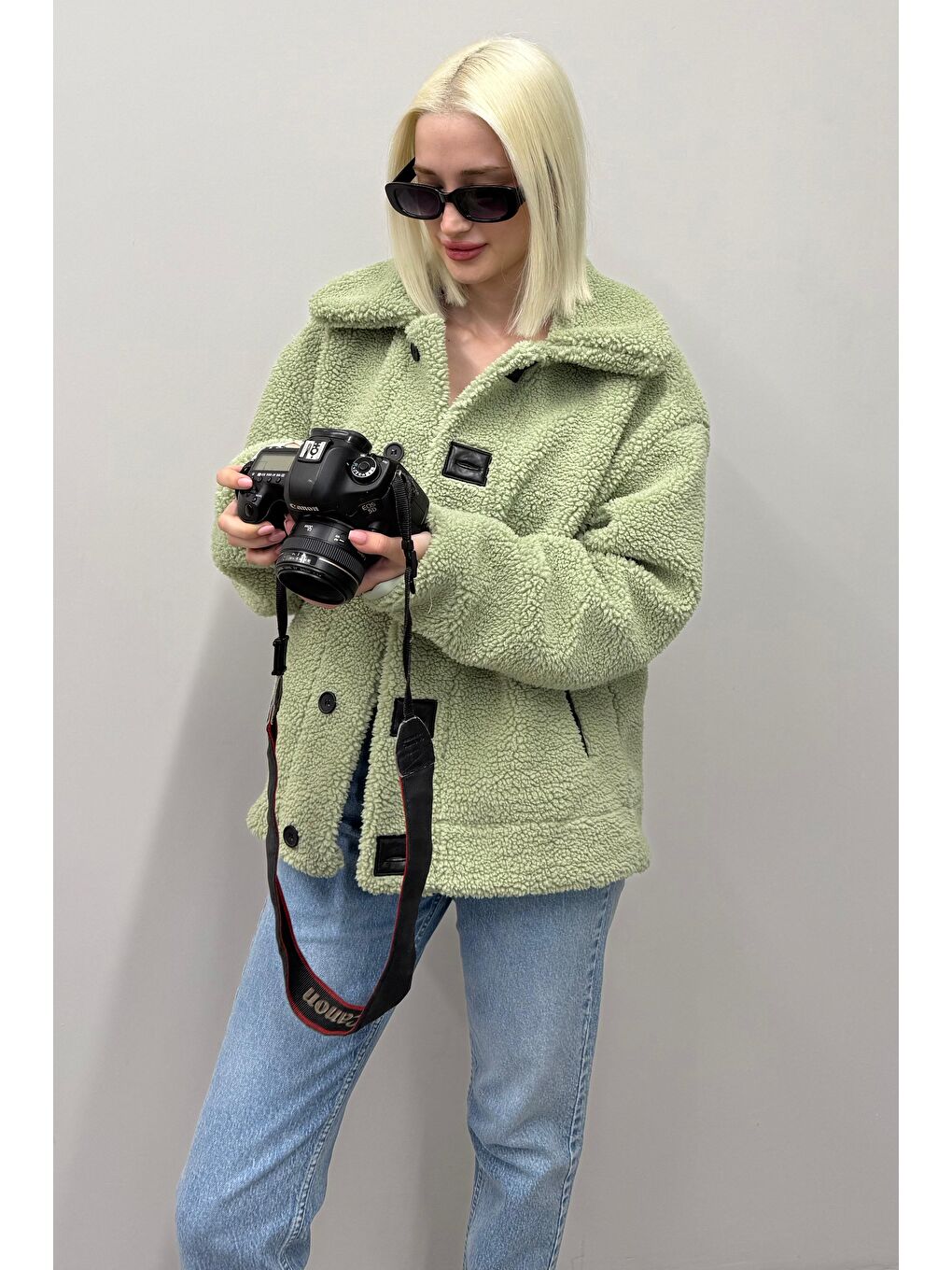 Yeşil Deri Detaylı Kadın Pelüş Mont Mg2485-1