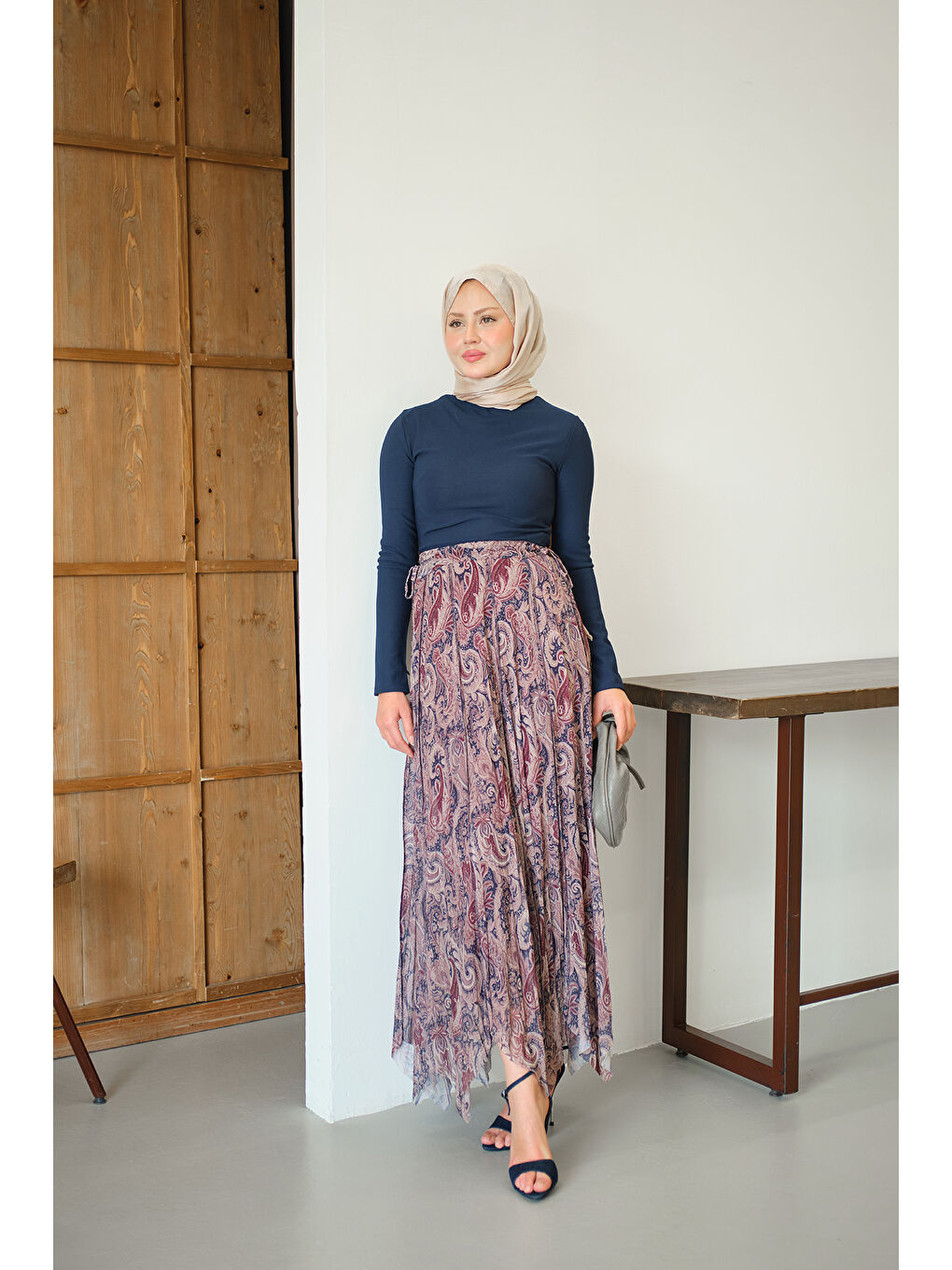 Kırmızı Kadın Asimetrik Kesim Etnik Desenli Şifon Etek Vişne Çürüğü-3