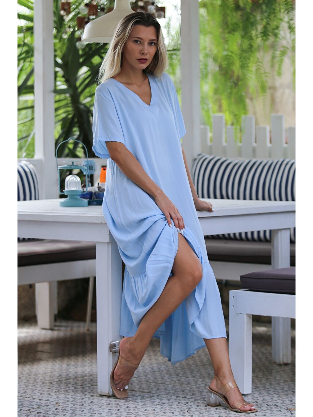 Gök Mavisi V Yaka Kısa Kol Eteği Fırfırlı Dokuma Casual Elbise
