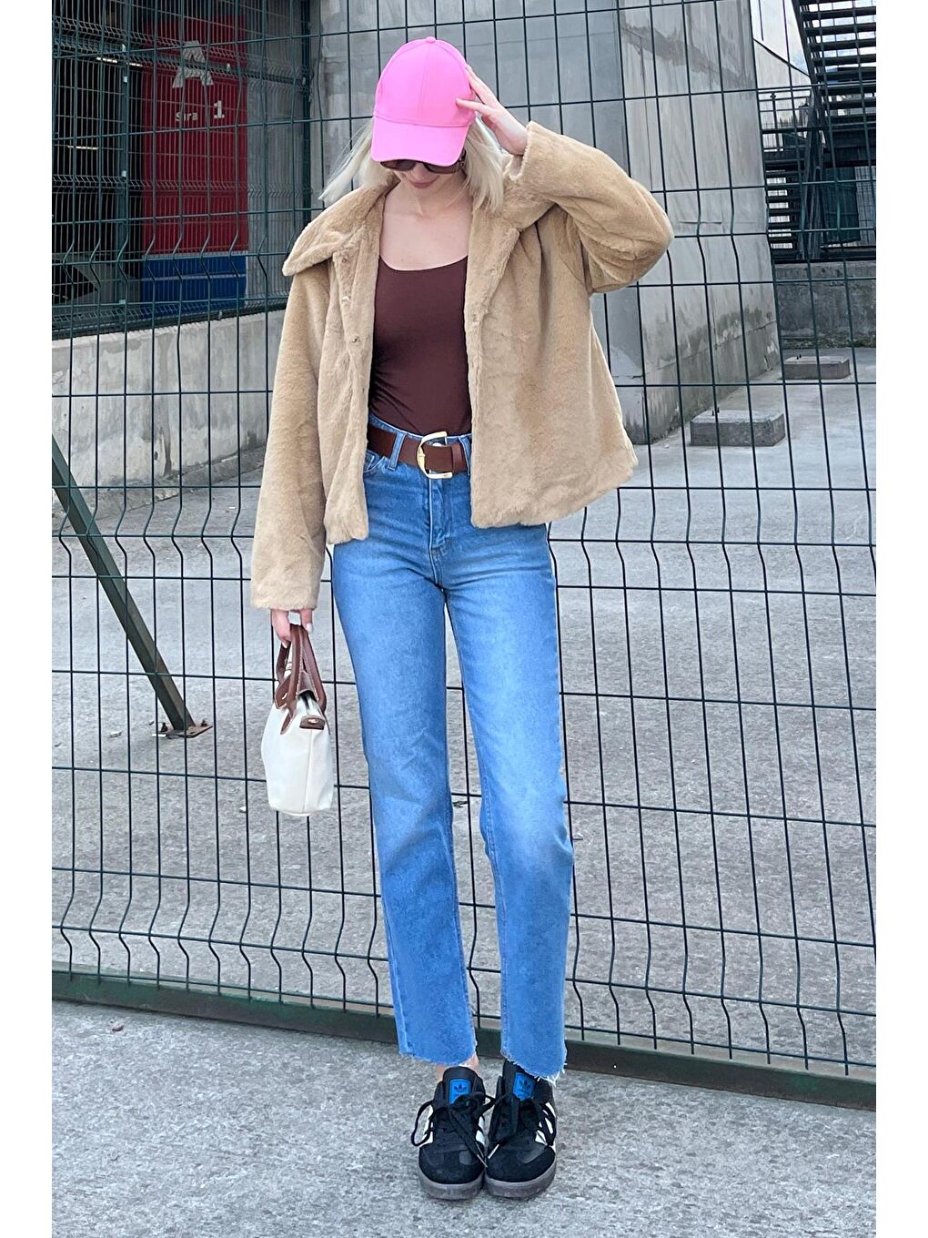 Bej Vizon Yakalı Yumuşak Dokulu Astarlı Kadın Pelüş Kürk Mg2178-1