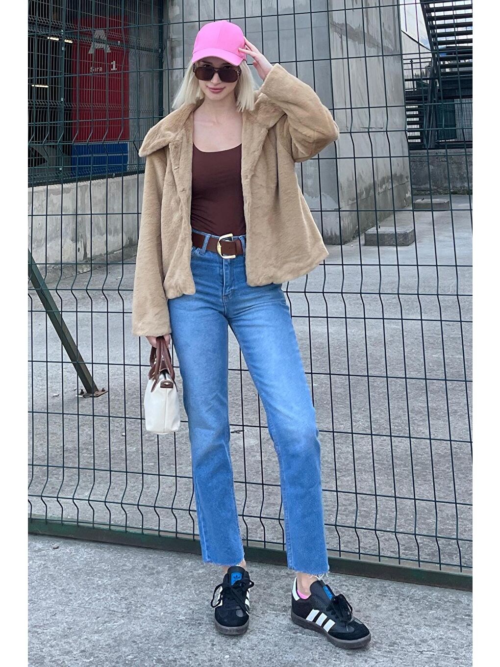 Bej Vizon Yakalı Yumuşak Dokulu Astarlı Kadın Pelüş Kürk Mg2178-3