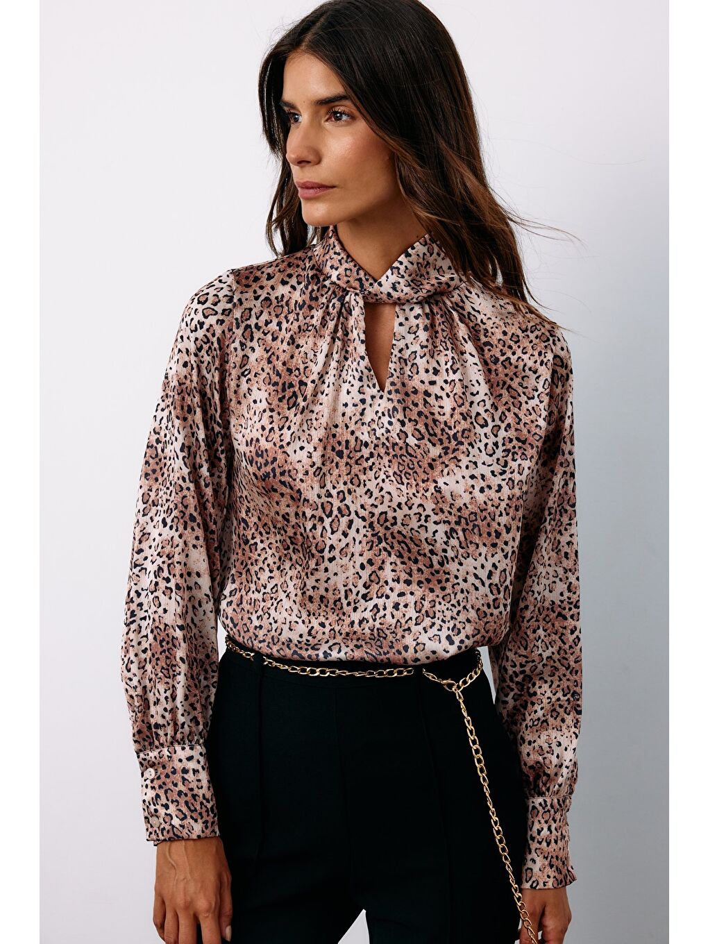 Detaylı Yaka Leopar Desenli Bluz - Bej