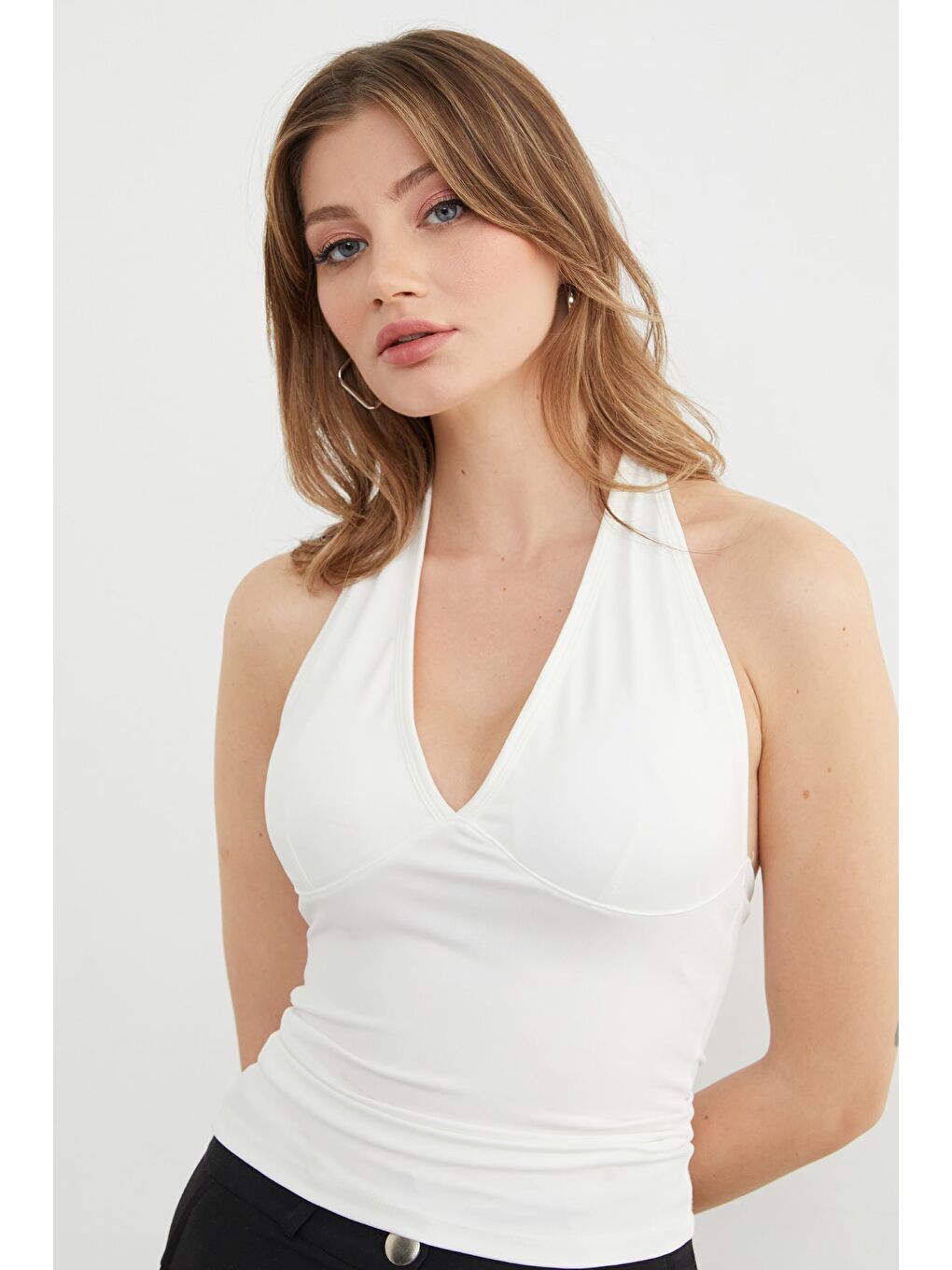 Beyaz Boyundan Geçmeli Kaplı Bluz