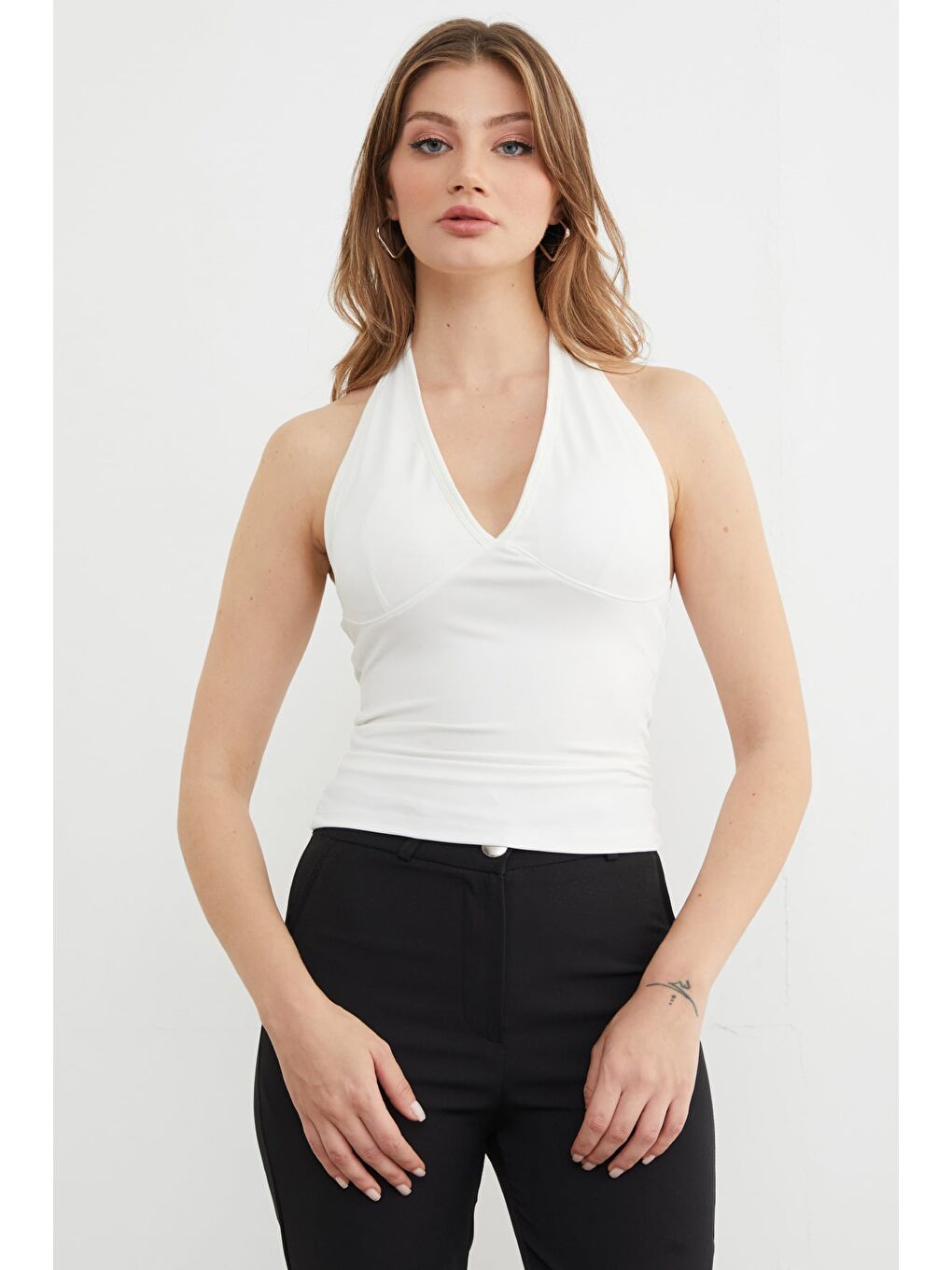 Beyaz Boyundan Geçmeli Kaplı Bluz-1