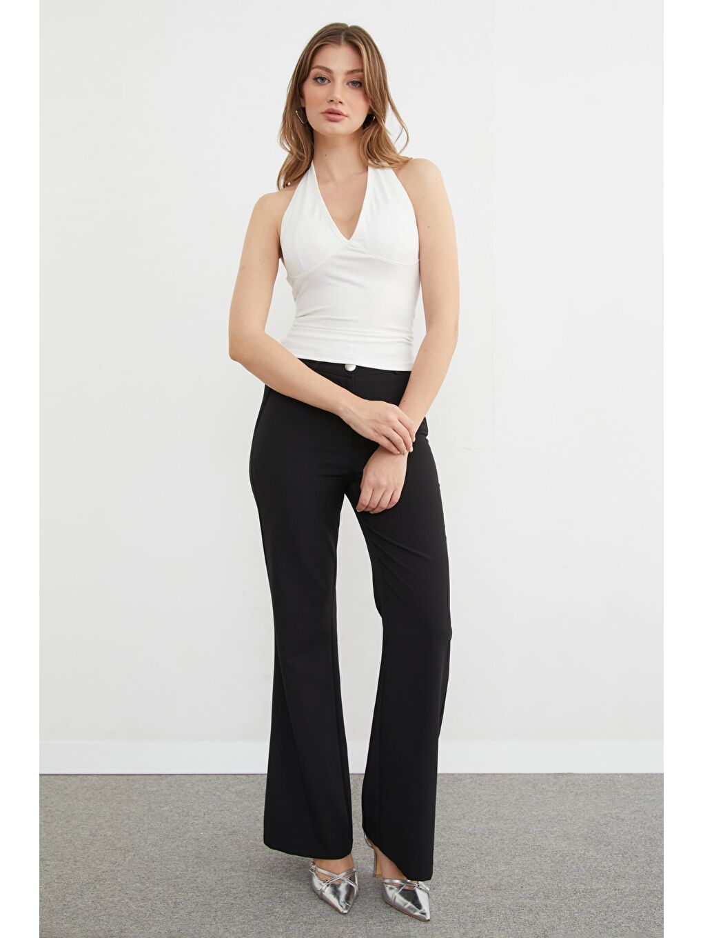 Beyaz Boyundan Geçmeli Kaplı Bluz-3