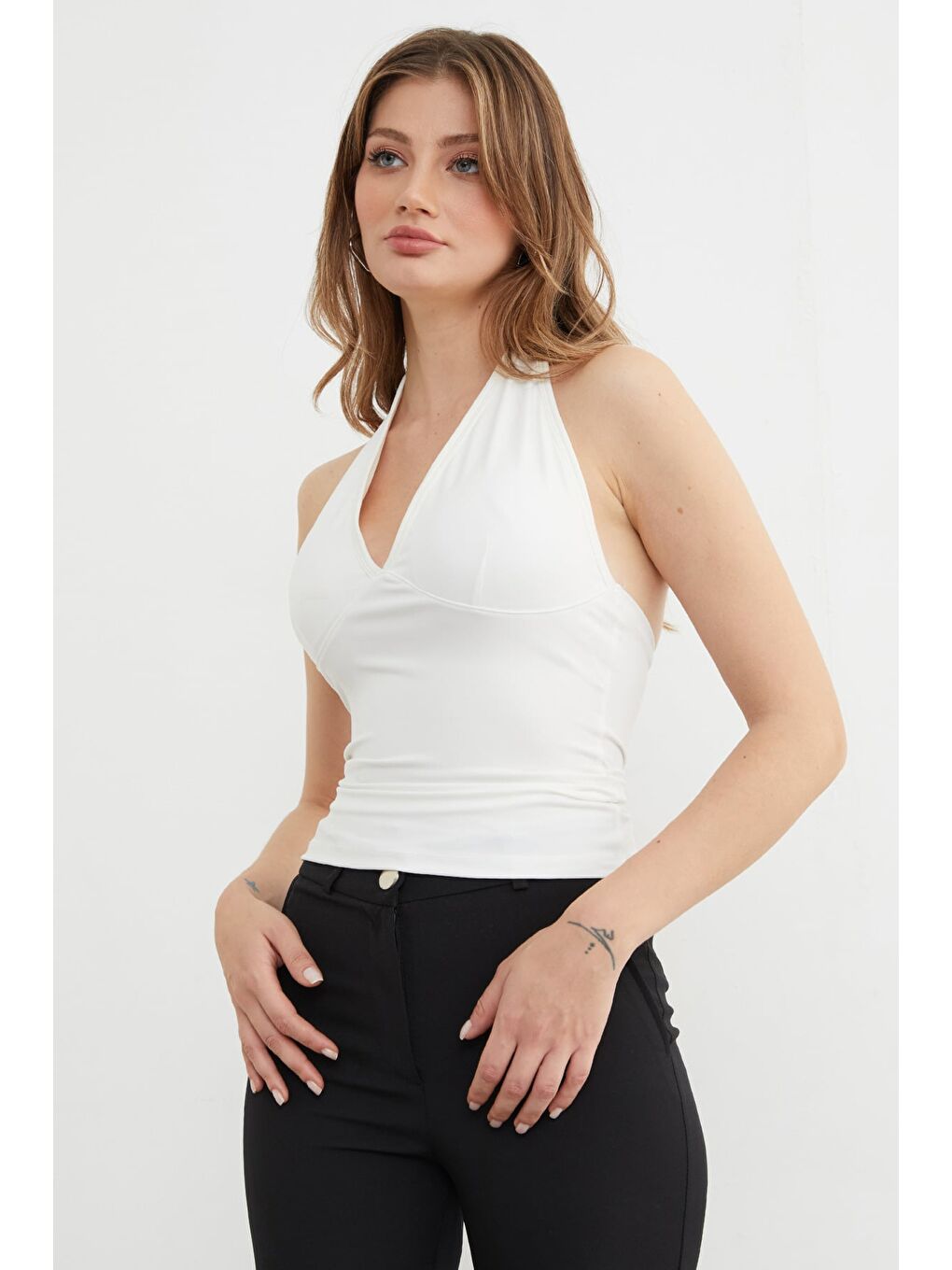 Beyaz Boyundan Geçmeli Kaplı Bluz-4