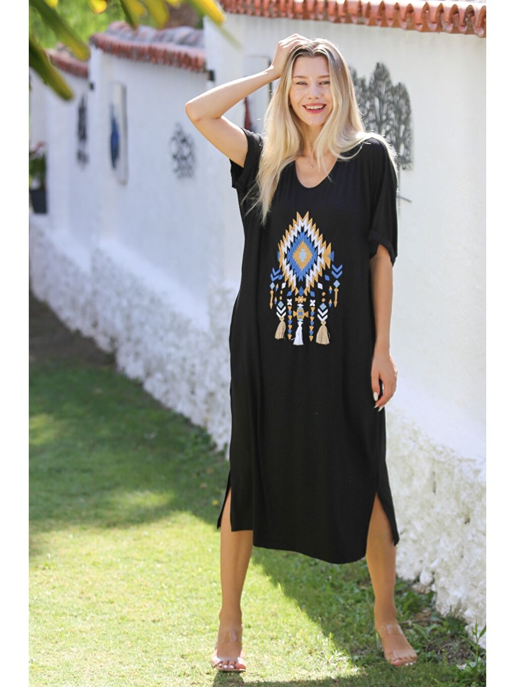 Siyah Yuvarlak Yaka Kısa Kol Cepli Nakışlı Örme Casual Elbise