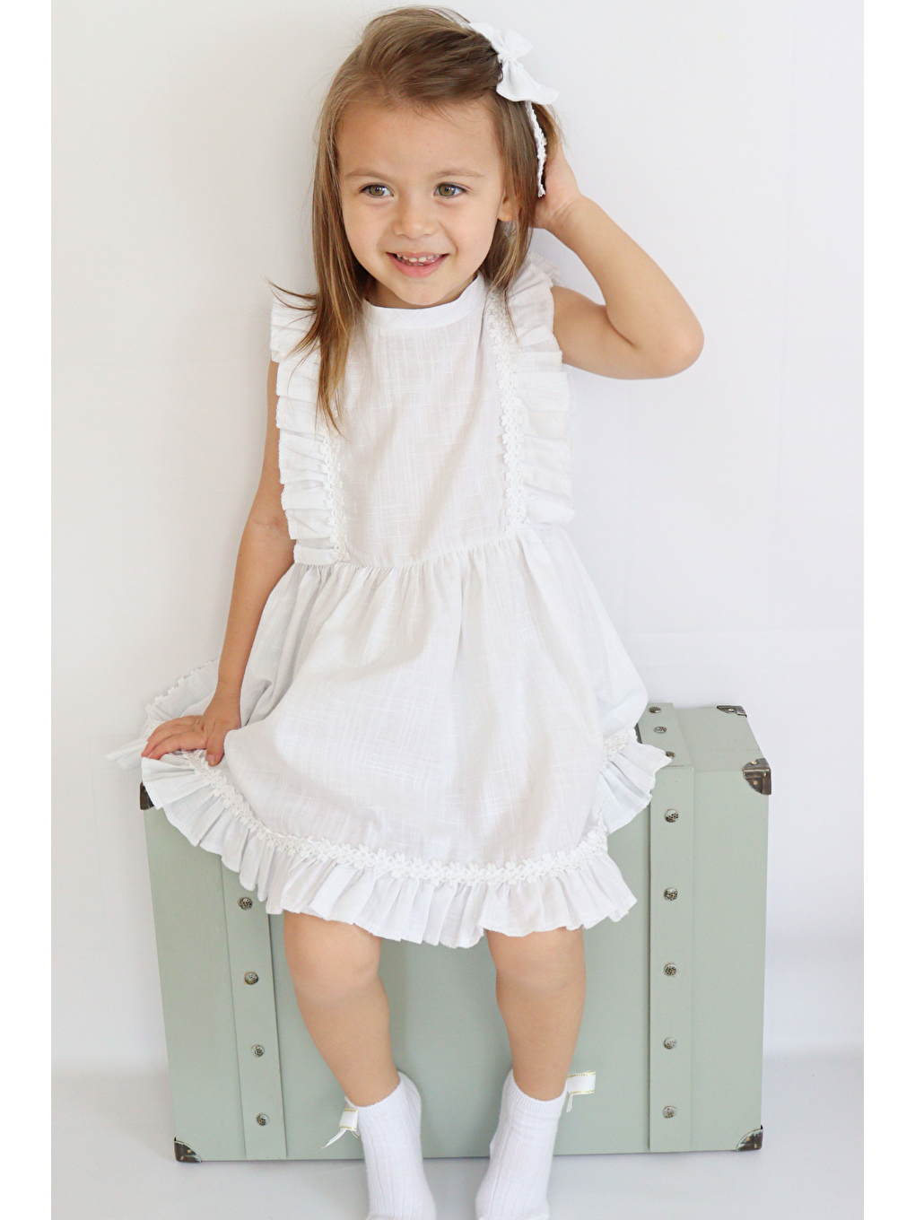 Beyaz Kız Çocuk Eloise Keten Kolsuz Fırfırlı Dantel Detaylı Elbise Toka Takım-3