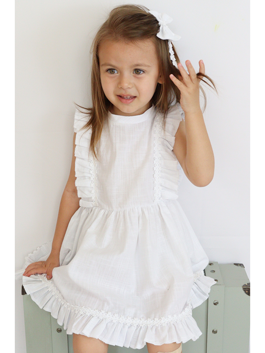 Beyaz Kız Çocuk Eloise Keten Kolsuz Fırfırlı Dantel Detaylı Elbise Toka Takım-5