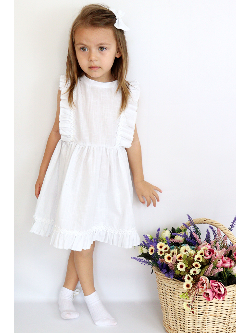 Beyaz Kız Çocuk Eloise Keten Kolsuz Fırfırlı Dantel Detaylı Elbise Toka Takım-6