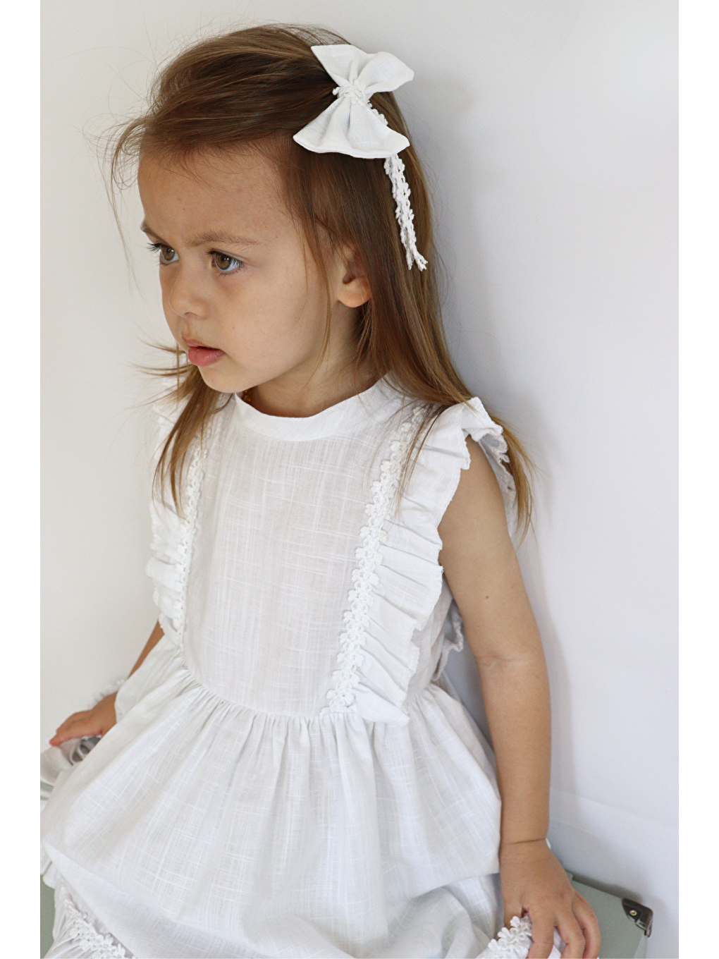 Beyaz Kız Çocuk Eloise Keten Kolsuz Fırfırlı Dantel Detaylı Elbise Toka Takım-8
