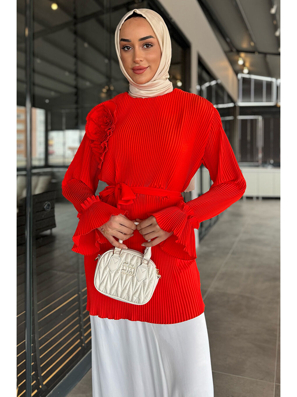 Kırmızı Yaka Gül Detaylı Piliseli Kol Lastikli Tesettür Tunik-2