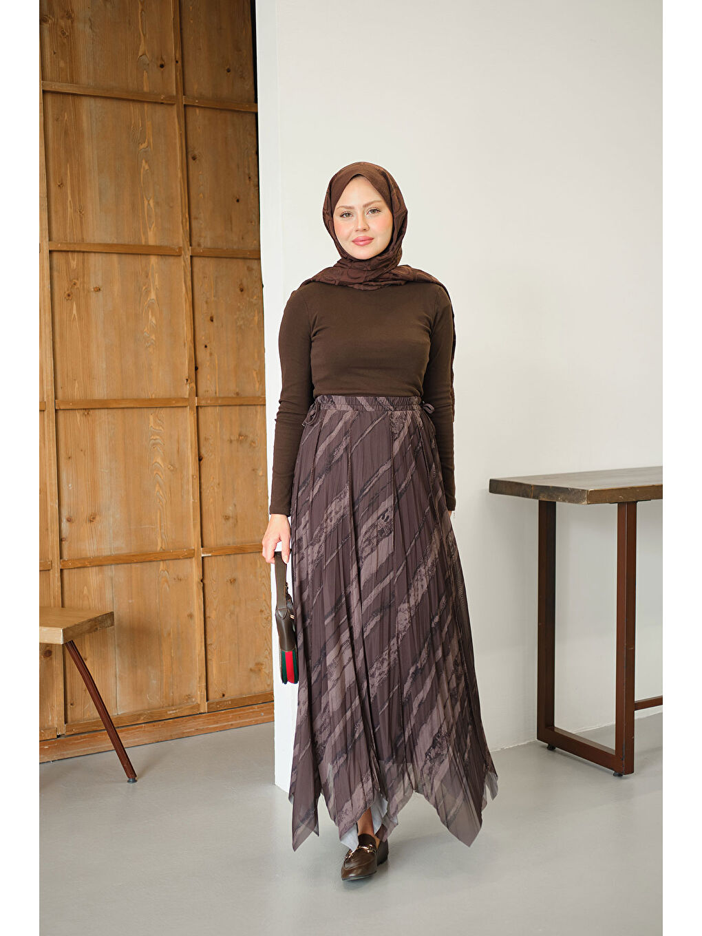 Kadın Kalın Fırça Desen Asimetrik Kesim Şifon Etek Kahverengi-3