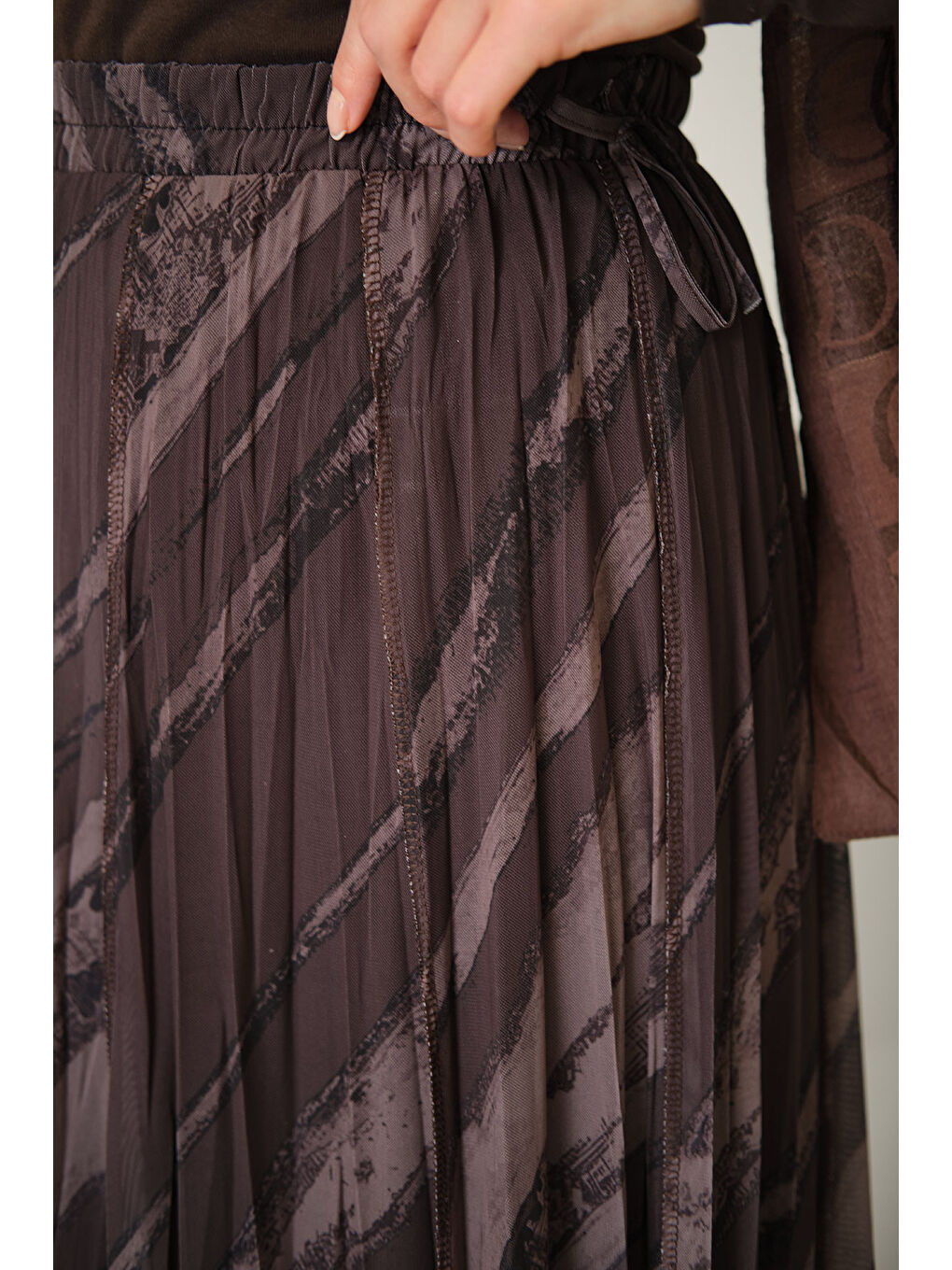 Kadın Kalın Fırça Desen Asimetrik Kesim Şifon Etek Kahverengi-4