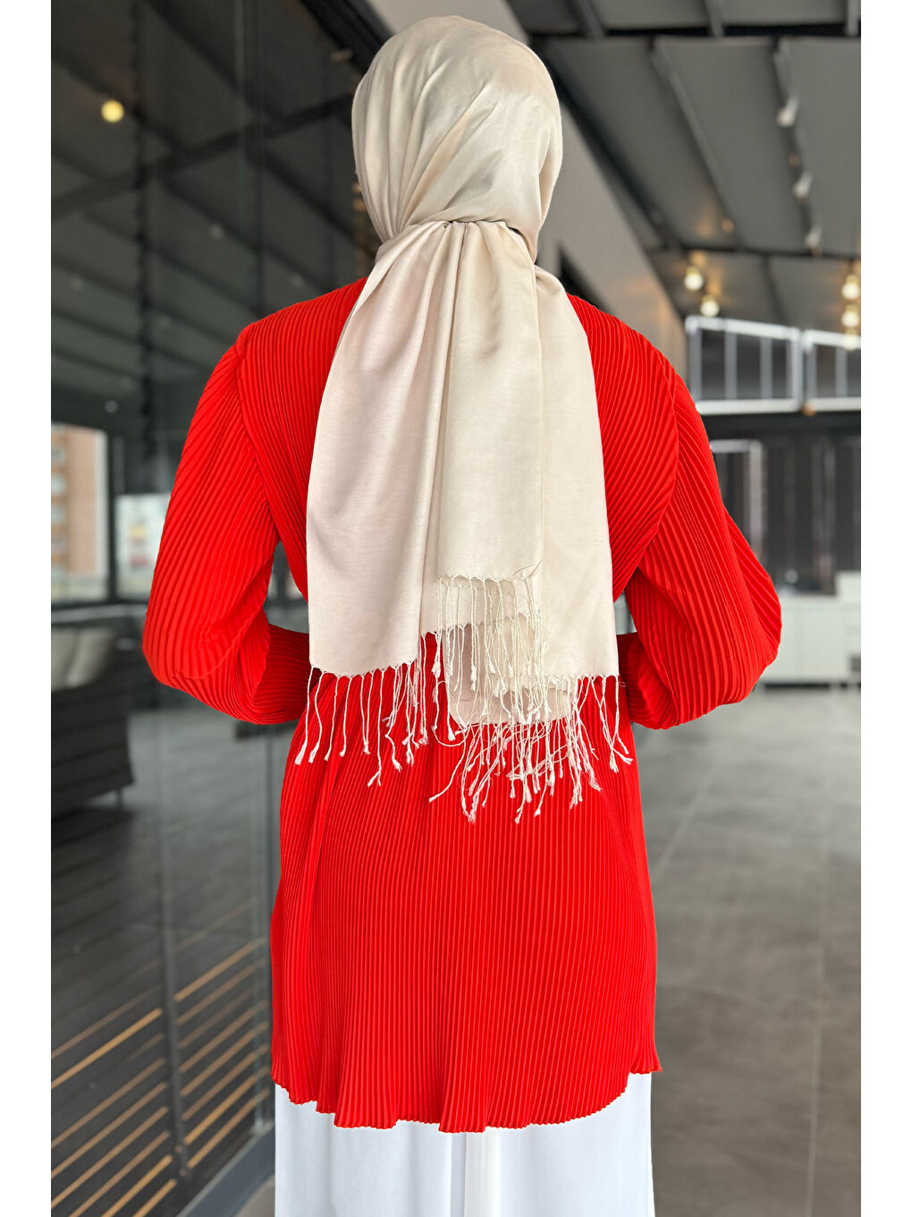 Kırmızı Yaka Gül Detaylı Piliseli Kol Lastikli Tesettür Tunik-7