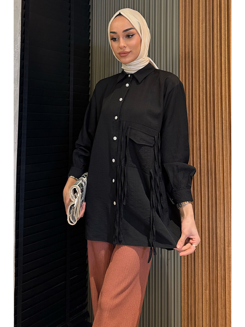 Siyah Yan Bağlamalı Taş Detaylı Tesettür Gömlek-1