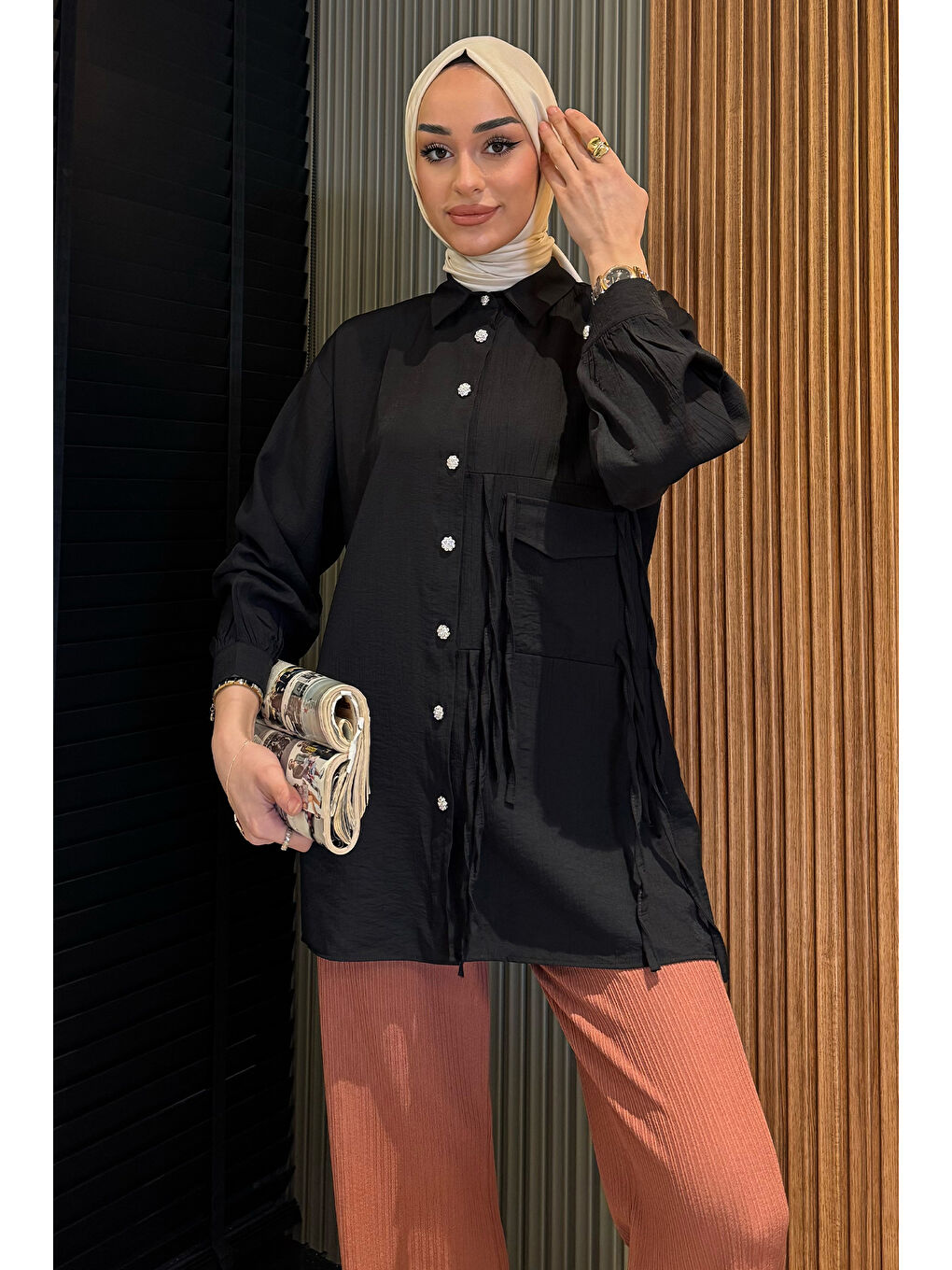 Siyah Yan Bağlamalı Taş Detaylı Tesettür Gömlek-2