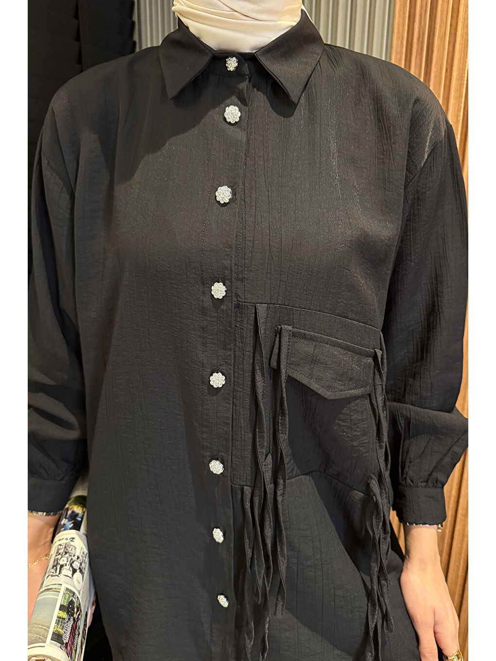 Siyah Yan Bağlamalı Taş Detaylı Tesettür Gömlek-4