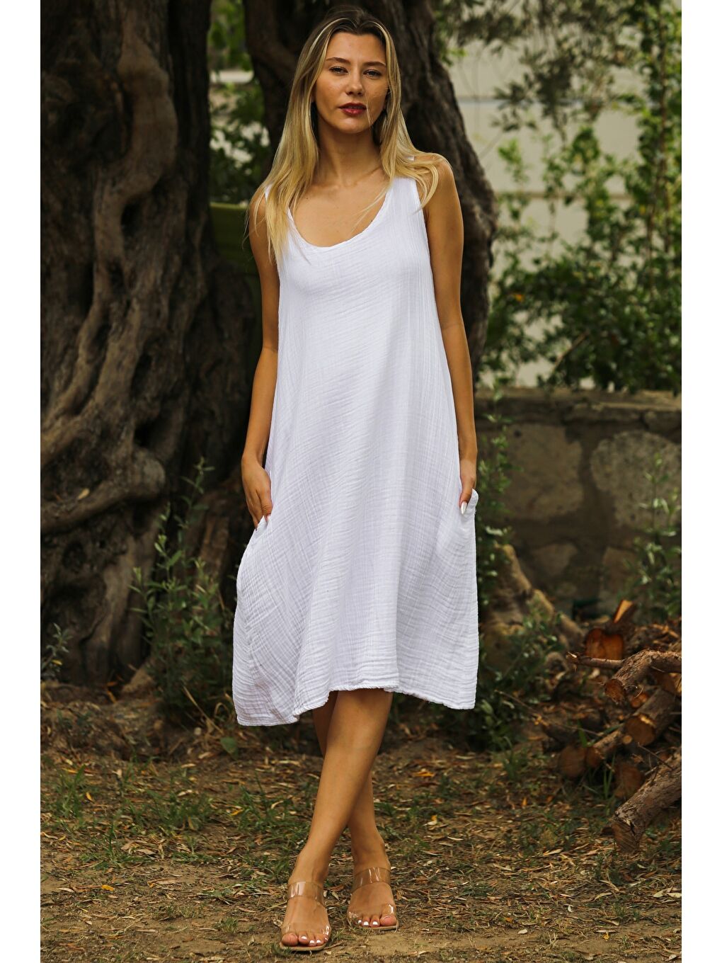 Beyaz Atlet Yaka Kolsuz Yıkamalı Dokuma Casual Müslin Elbise-1
