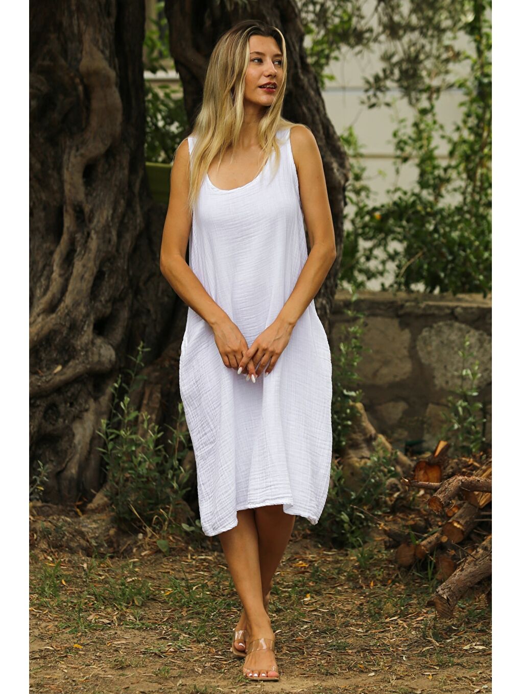 Beyaz Atlet Yaka Kolsuz Yıkamalı Dokuma Casual Müslin Elbise-5