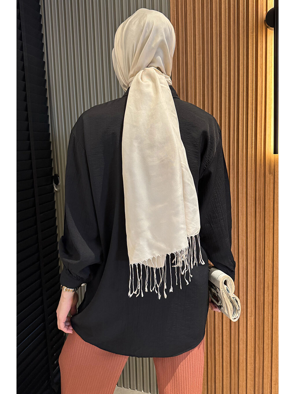 Siyah Yan Bağlamalı Taş Detaylı Tesettür Gömlek-6