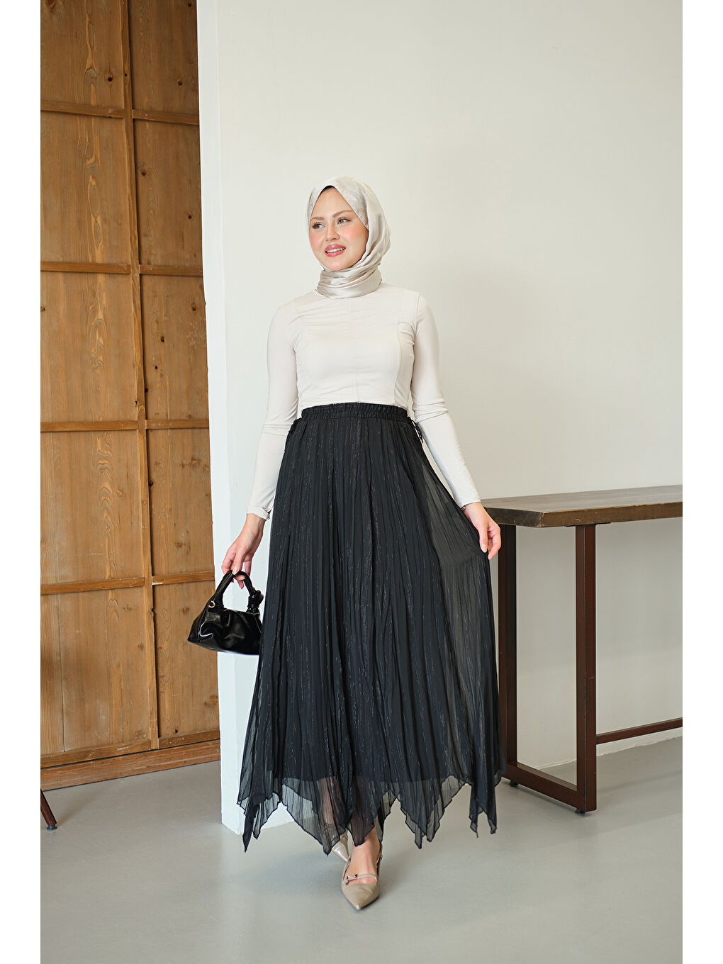 Kadın Yanları Bağcık Detay Simli Şifon Etek Siyah-1