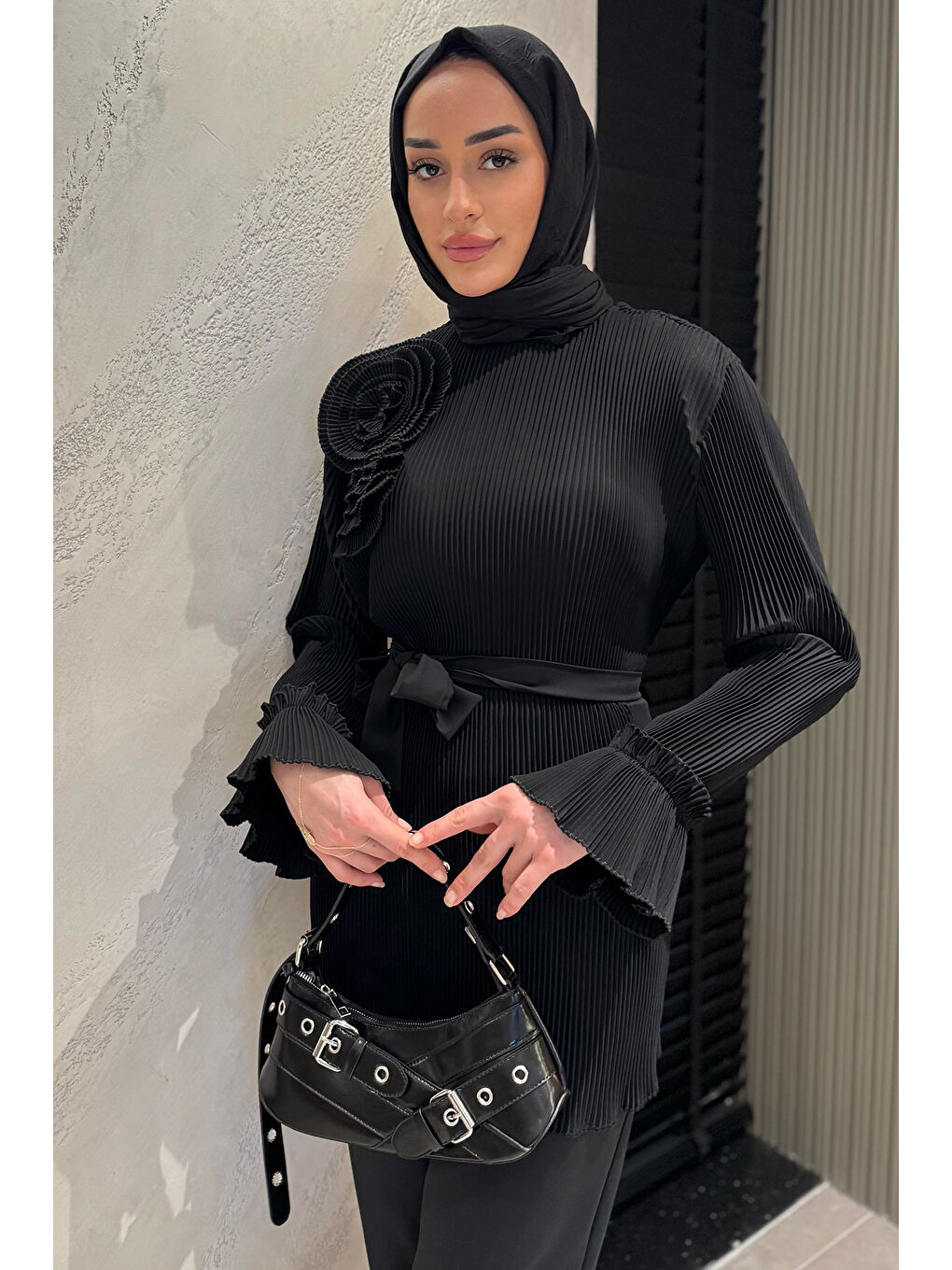 Siyah Yaka Gül Detaylı Piliseli Kol Lastikli Tesettür Tunik-3