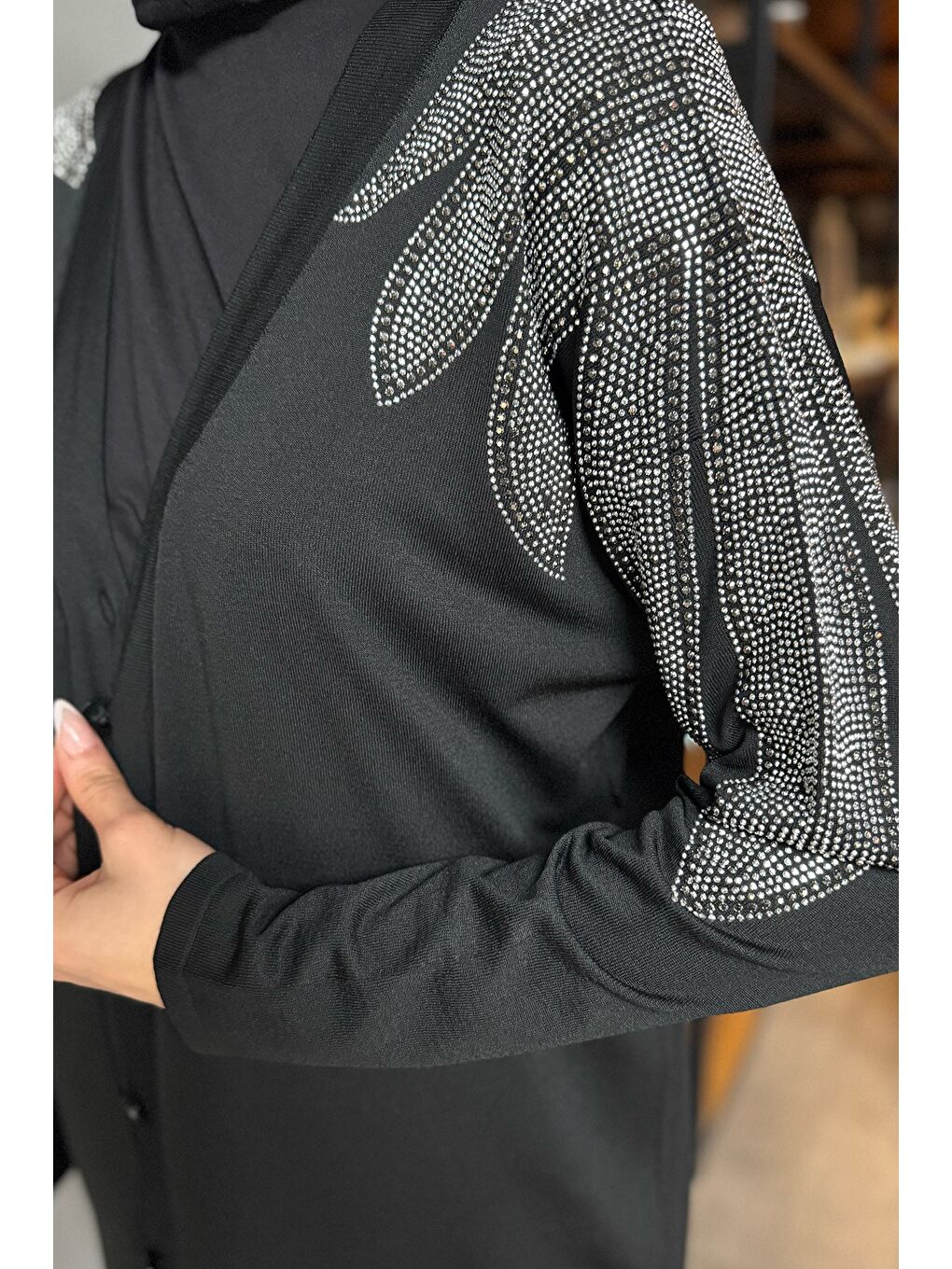 Siyah Omuz Taşlı Tesettür Triko Hırka-5