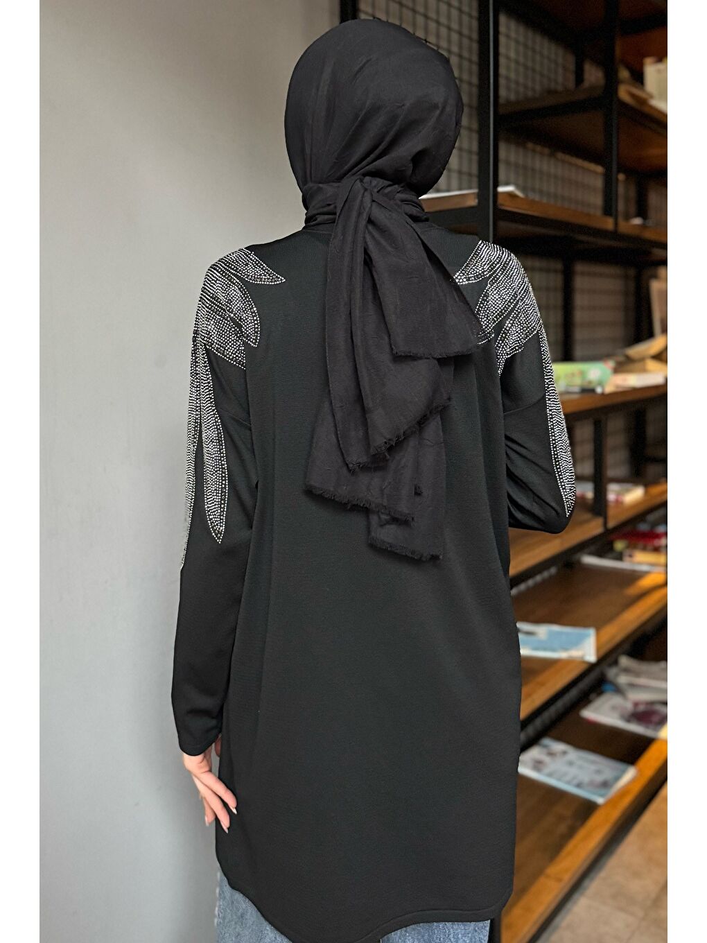 Siyah Omuz Taşlı Tesettür Triko Hırka-6