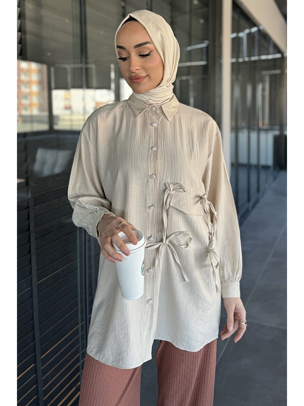 Bej Yan Bağlamalı Taş Detaylı Tesettür Gömlek-3