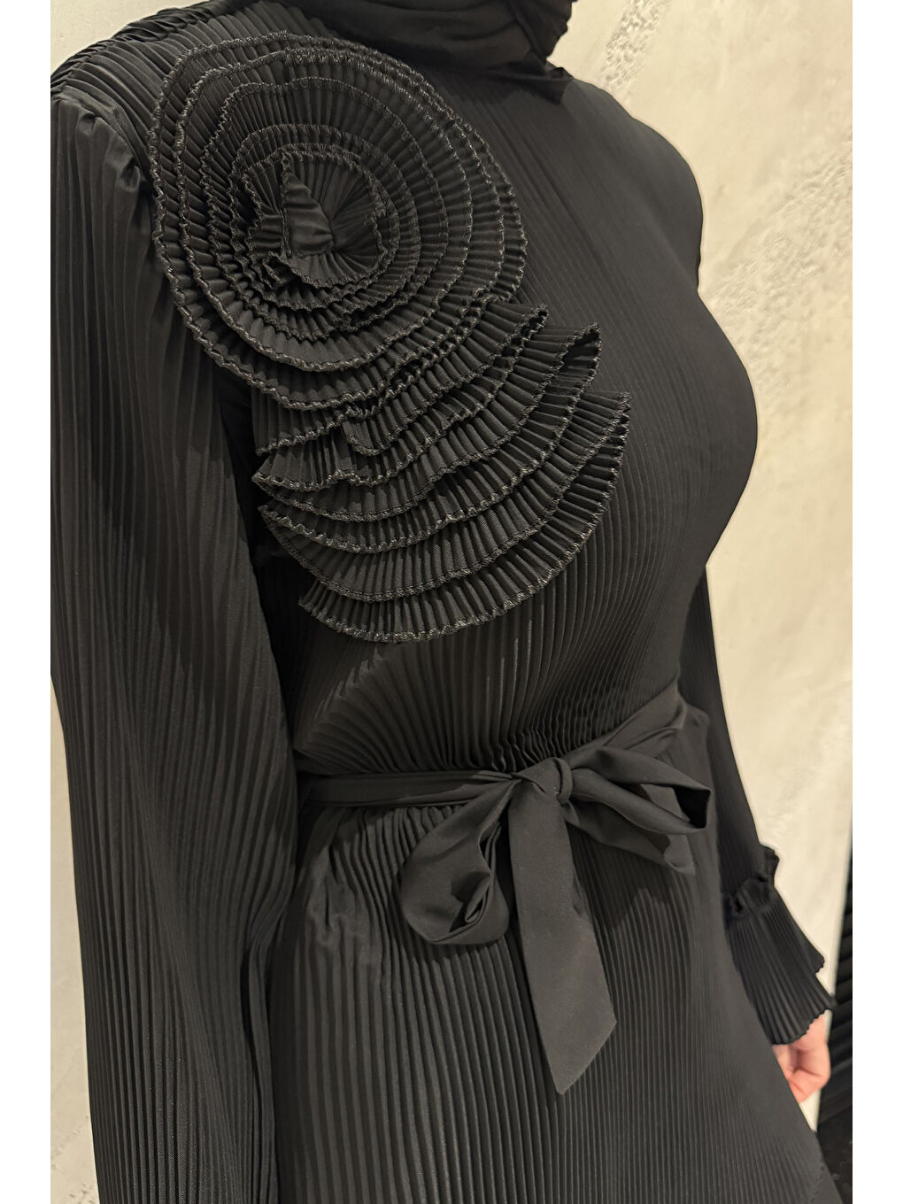 Siyah Yaka Gül Detaylı Piliseli Kol Lastikli Tesettür Tunik-5