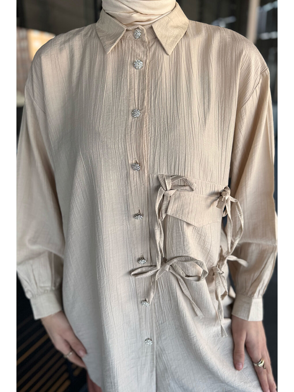 Bej Yan Bağlamalı Taş Detaylı Tesettür Gömlek-4