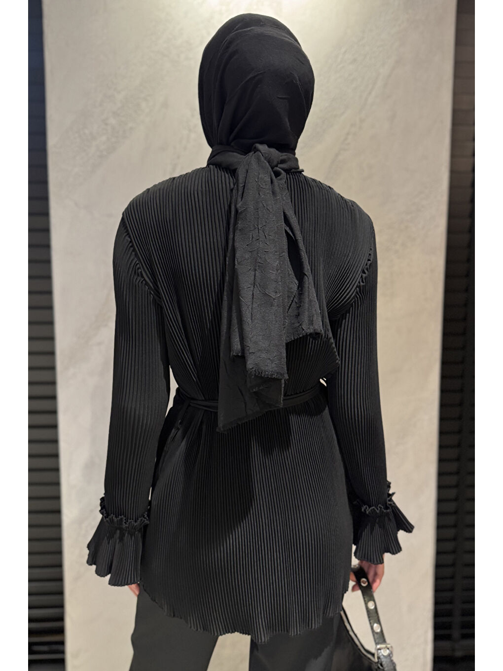 Siyah Yaka Gül Detaylı Piliseli Kol Lastikli Tesettür Tunik-7