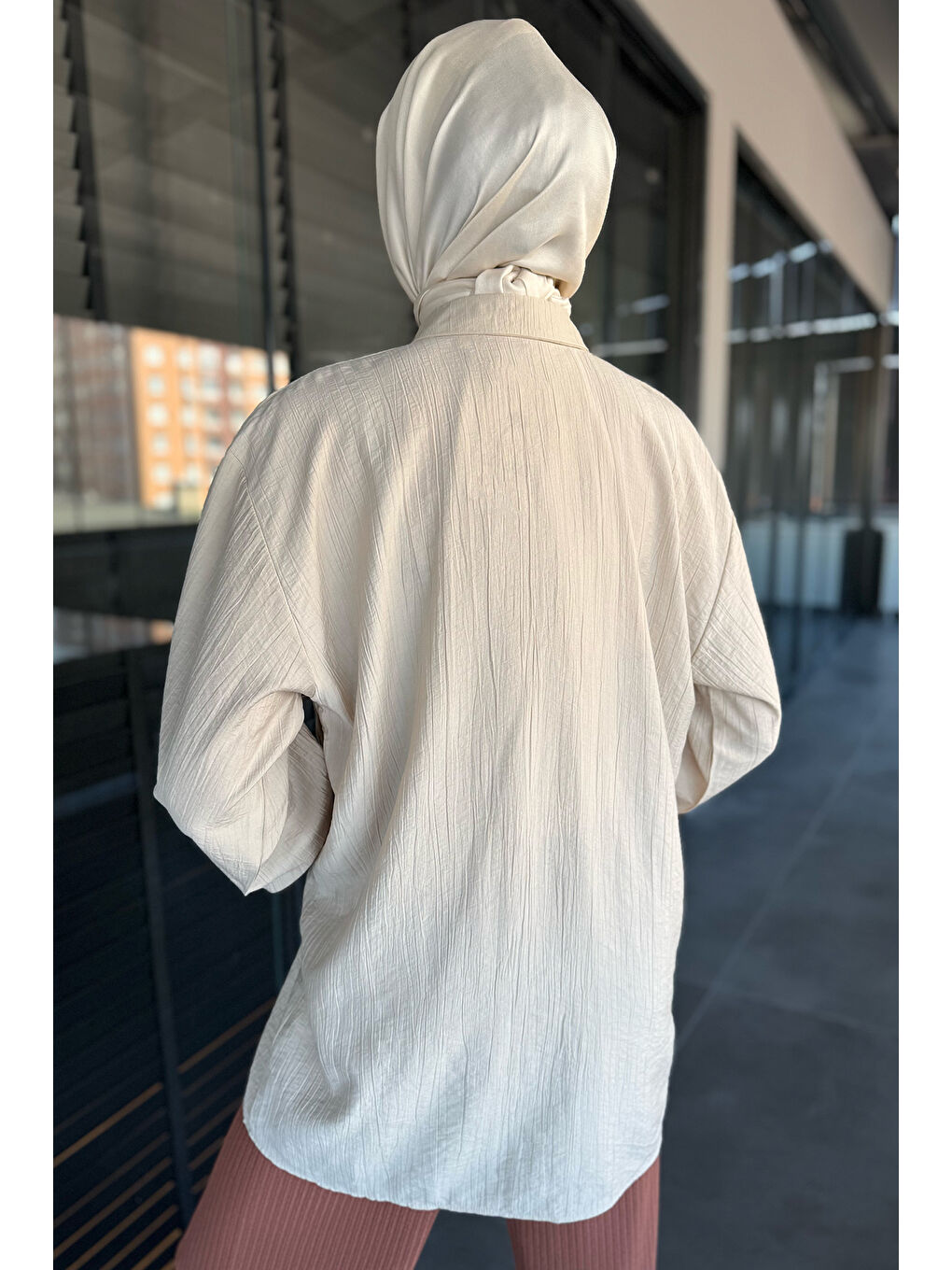 Bej Yan Bağlamalı Taş Detaylı Tesettür Gömlek-6