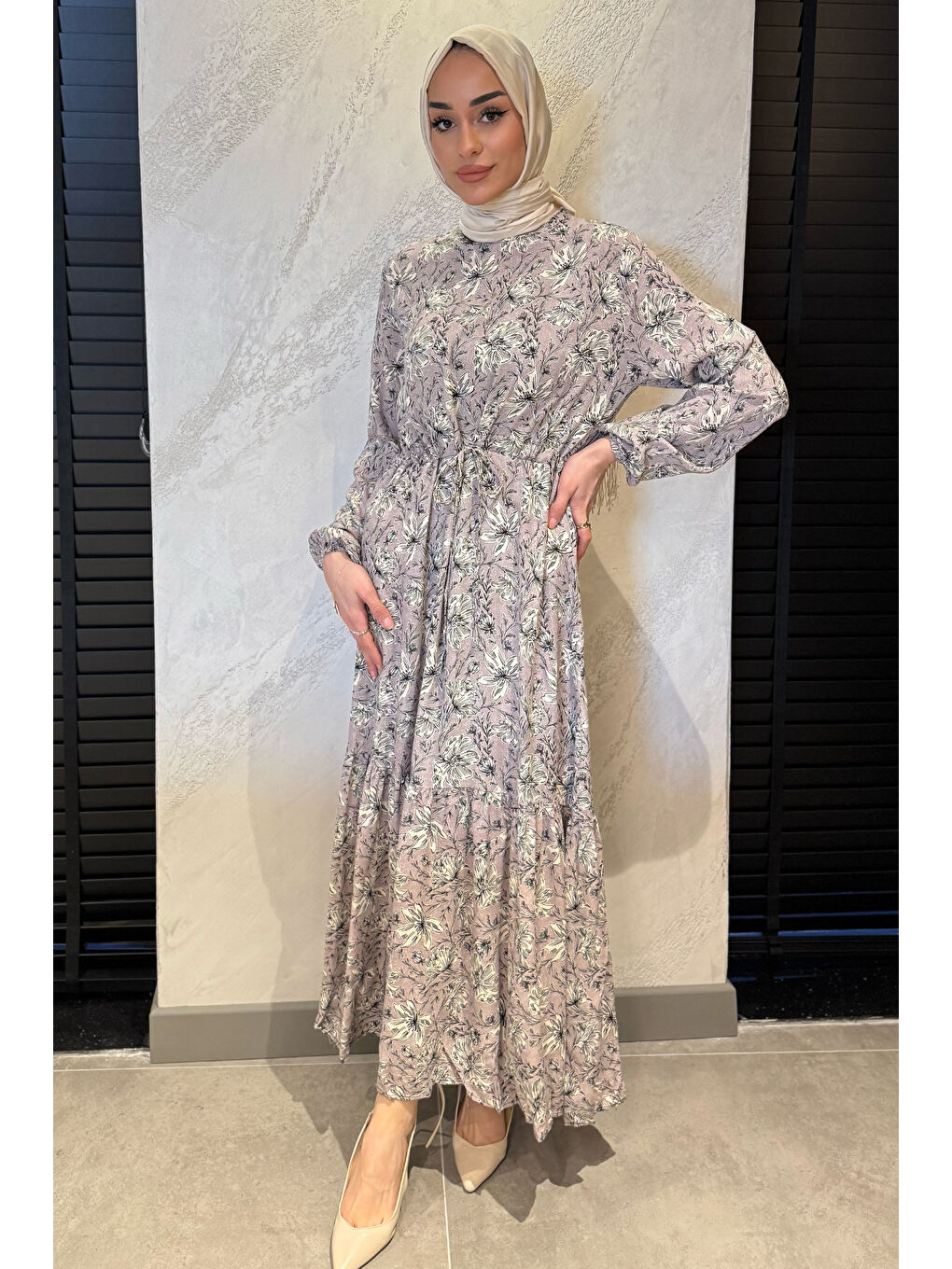 Gri Çiçek Desenli Bel Bağlamalı Tesettür Viskon Elbise-1
