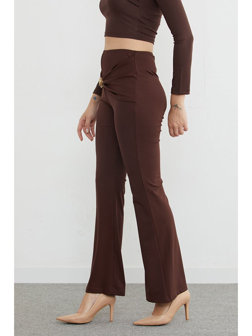 Kahverengi Kemer Aksesuarlı Dalgıç Kumaş Flare Pantolon-4