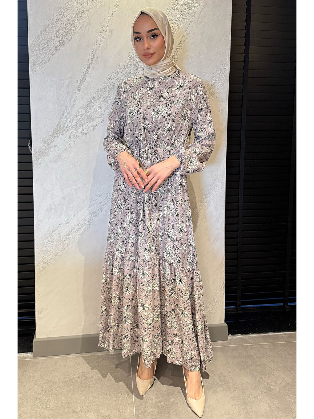 Gri Çiçek Desenli Bel Bağlamalı Tesettür Viskon Elbise-3