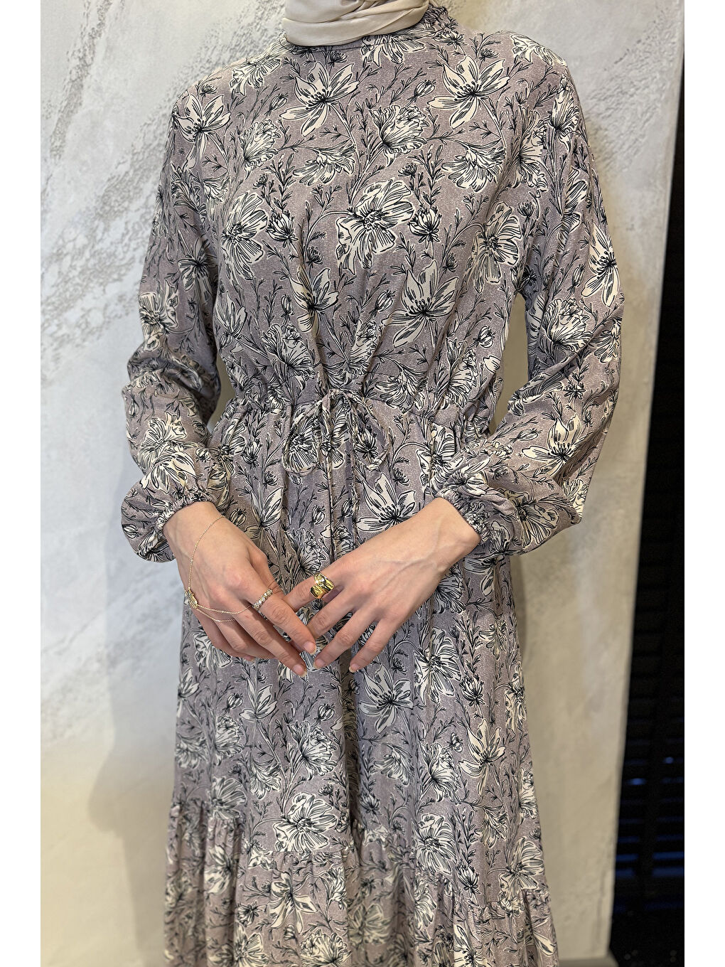 Gri Çiçek Desenli Bel Bağlamalı Tesettür Viskon Elbise-4