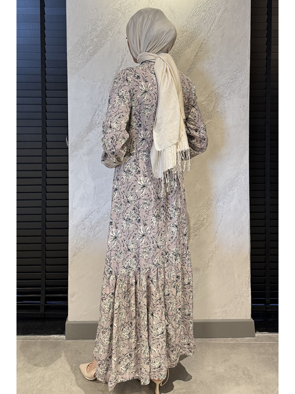 Gri Çiçek Desenli Bel Bağlamalı Tesettür Viskon Elbise-7