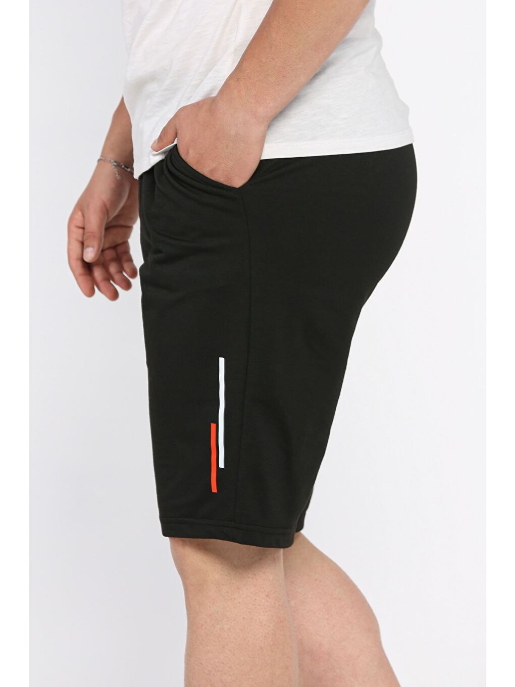 Siyah Erkek Bel Lastikli Şerit Detaylı Cepli Şort-1