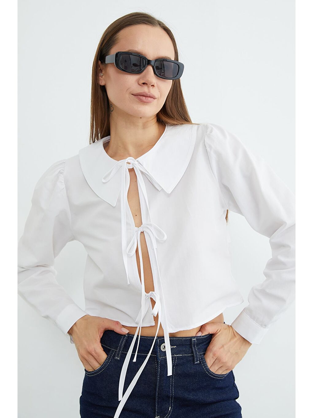 Beyaz Önden Bağlamalı Bebe Yaka Crop Bluz