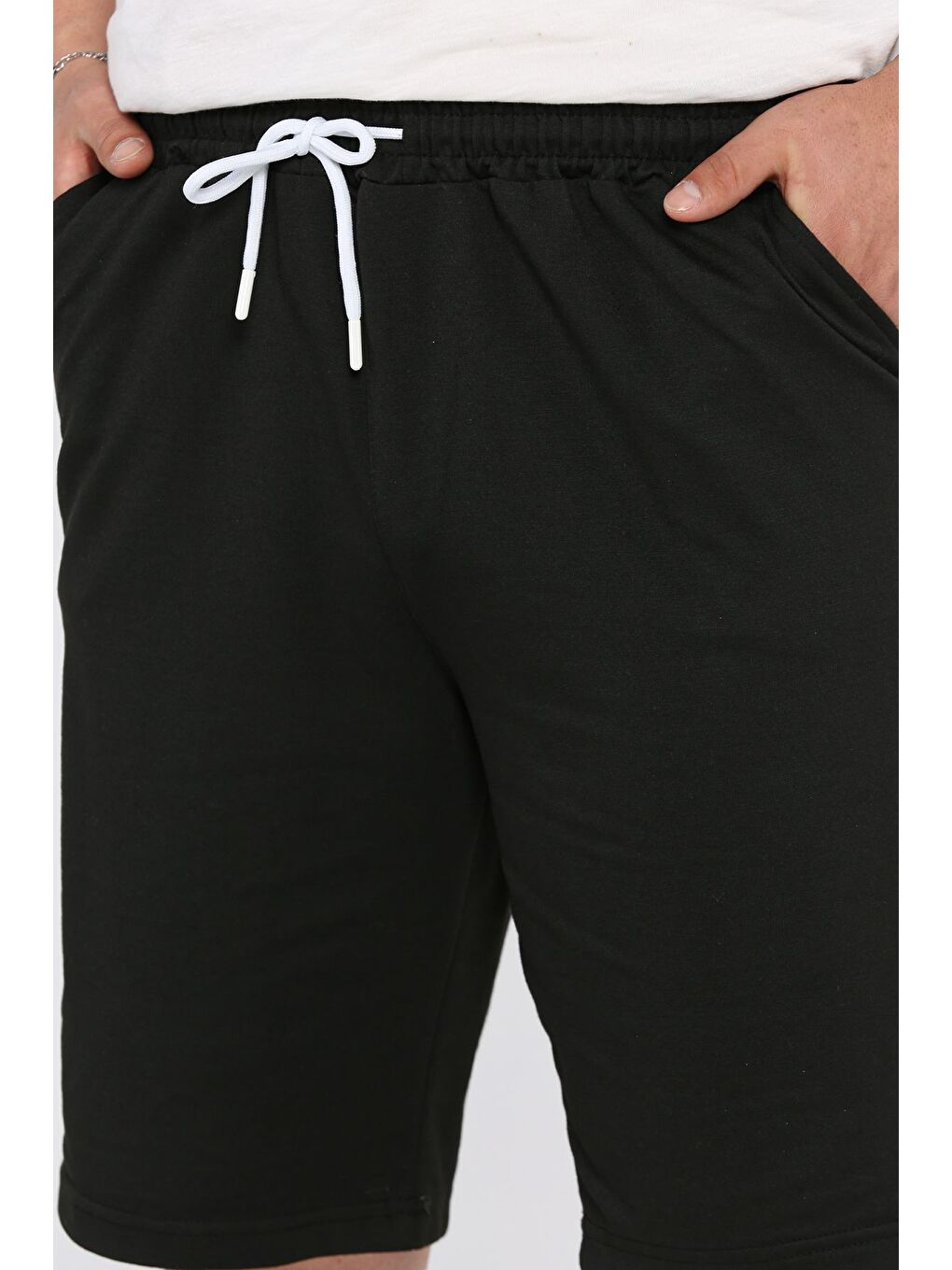 Siyah Erkek Bel Lastikli Şerit Detaylı Cepli Şort-3