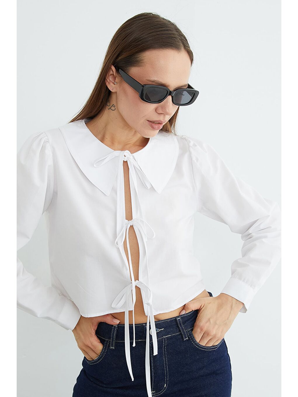 Beyaz Önden Bağlamalı Bebe Yaka Crop Bluz-2