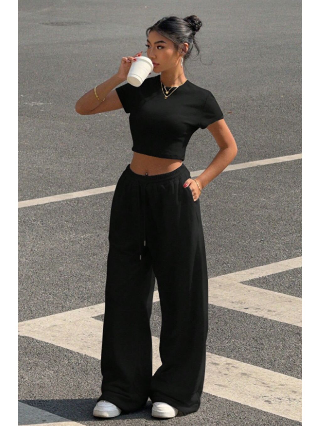 Siyah Kadın Crop Tişört ve Yüksek Bel Bol Paça Eşofman Altı Takımı Rahat Günlük Spor Kombin