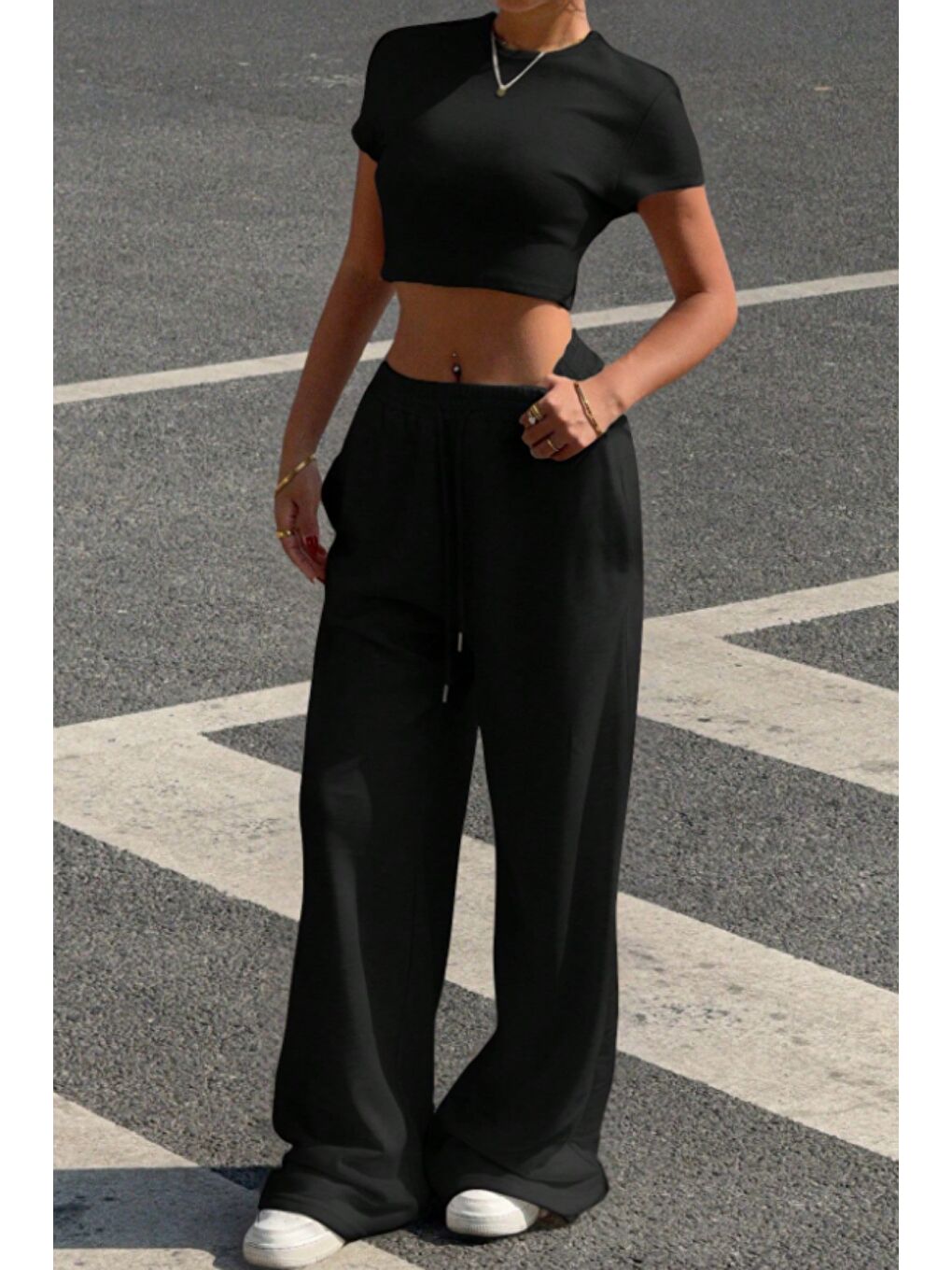 Siyah Kadın Crop Tişört ve Yüksek Bel Bol Paça Eşofman Altı Takımı Rahat Günlük Spor Kombin-4