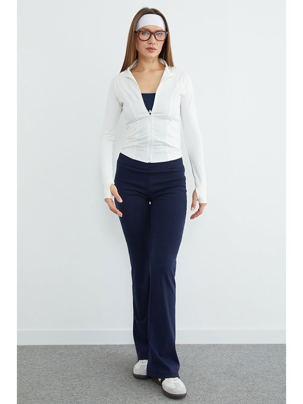 Beyaz Fermuarlı Parmak Geçirmeli Slim Fit Spor Ceket-3