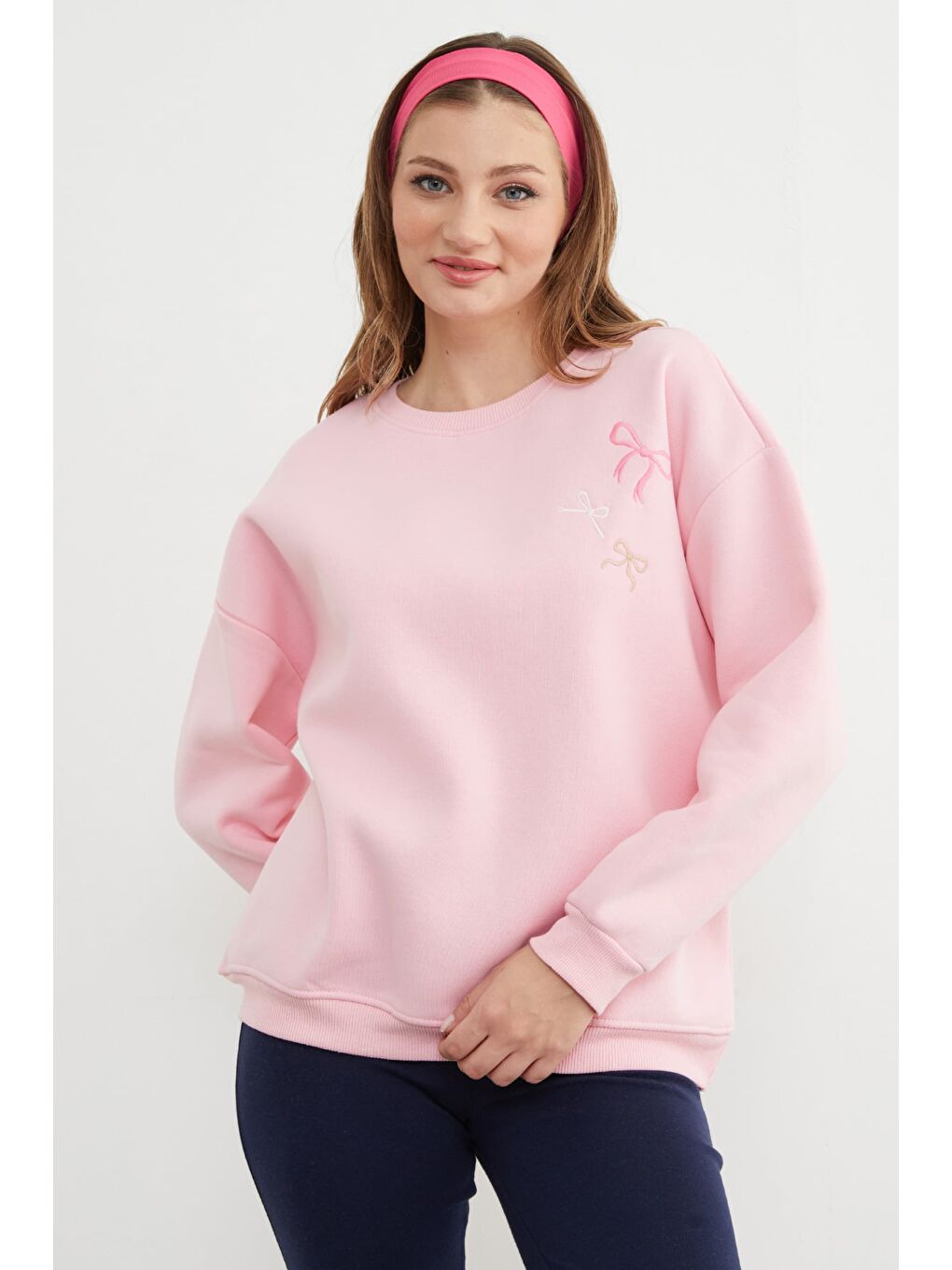 Pembe 3 İplik Fiyonk Nakışlı Oversize Sweatshirt-3