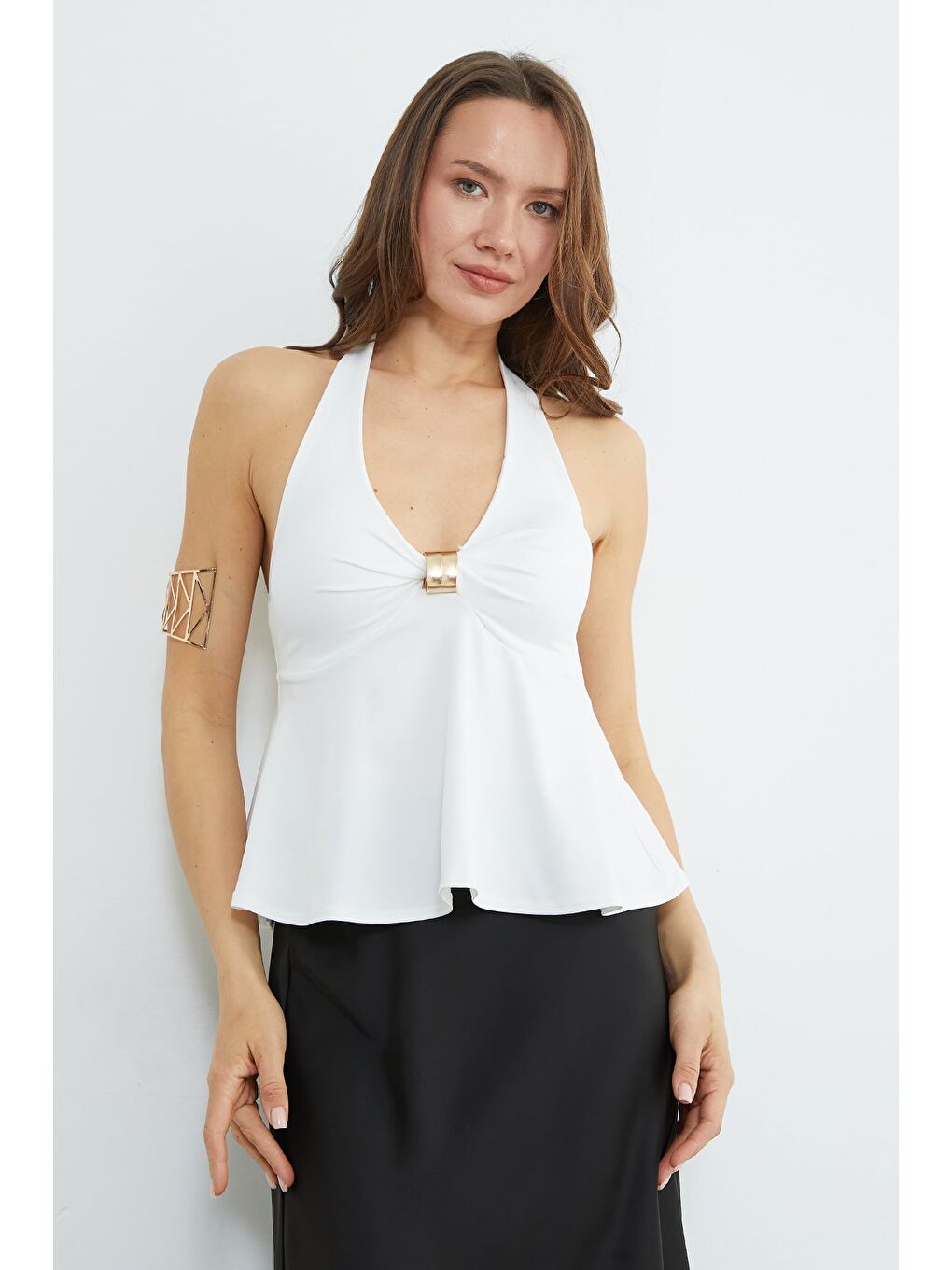 Beyaz Toka Aksesuarlı Boyundan Geçirmeli Kaplı Bluz