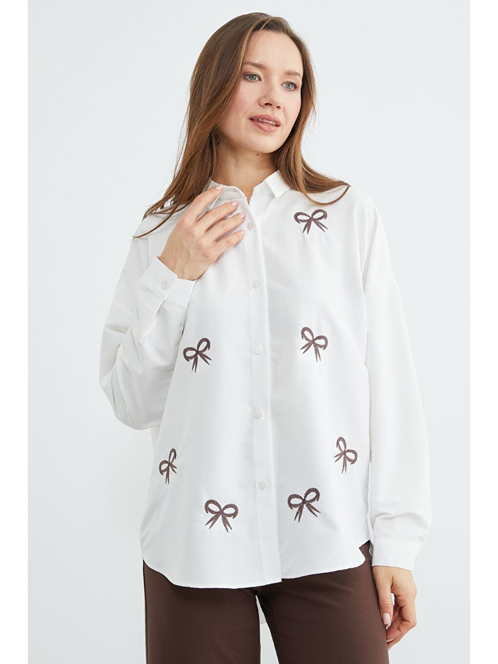 Beyaz Fiyonk Nakışlı Oversize Gömlek-1