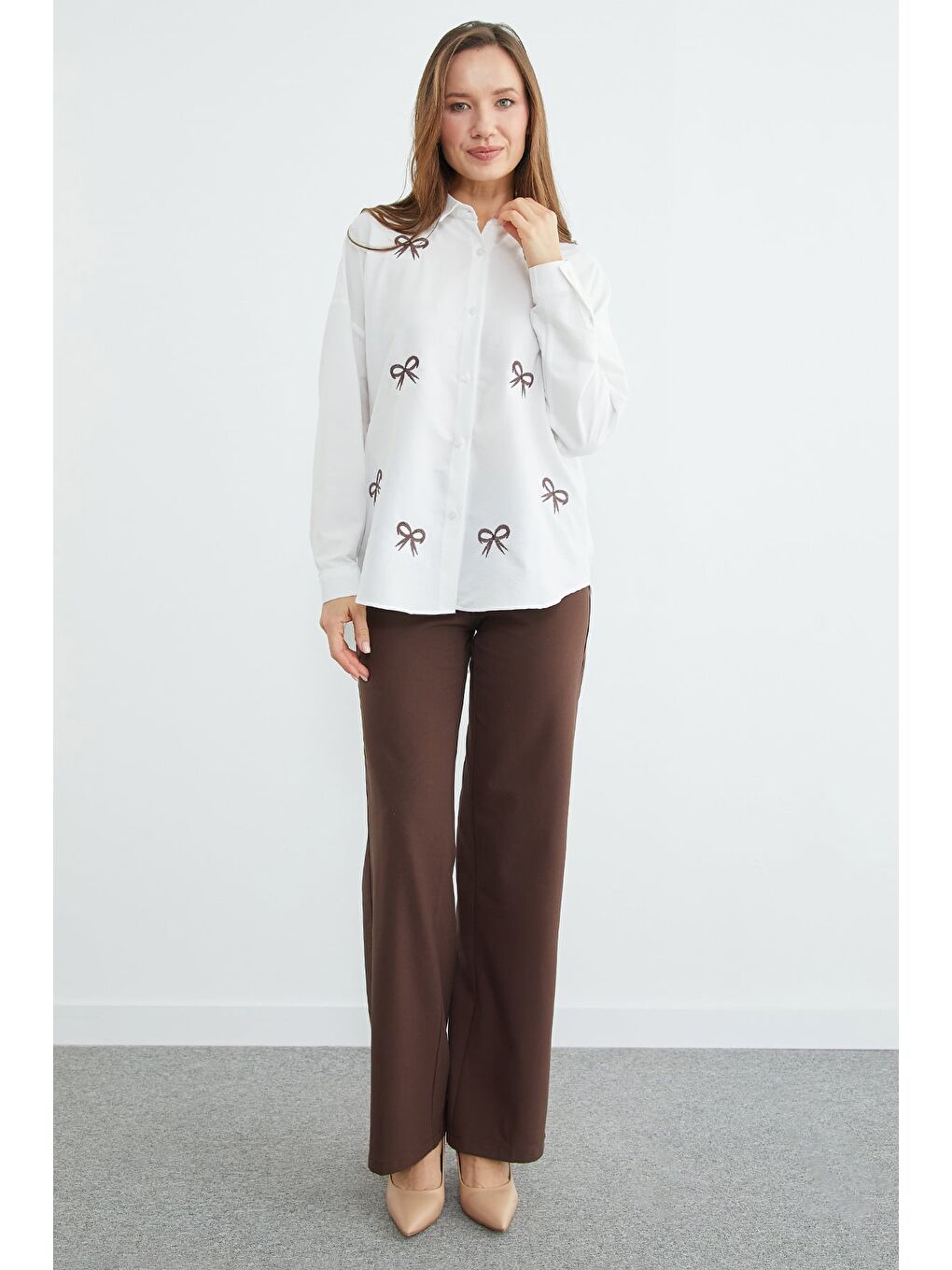 Beyaz Fiyonk Nakışlı Oversize Gömlek-2